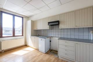 <p><span>Eenvoudig duplexappartement met 1 SLK in klein gebouw. Geen gemeenschappelijke kosten.</span></p><p><span> </span></p><p><span>Indeling:</span></p><p><span>Het betreft een klein gebouw waarvan het gelijkvloers slechts sporadisch in gebruik is door de eigenaar. Het duplexappartement (verdieping 1 en 2) is bereikbaar langs een separate deur met terzijde de trap plaats voor een fiets.</span></p><p><span>Op de eerste verdieping een grote leefkeuken die basis is ingericht. Een nieuw kooktoestel wordt eerstdaags geplaatst. Tegen de voorgevel een woonkamer met zicht op het pleintje.</span></p><p><span>Op de tweede verdieping een grote badkamer met eenvoudig comfort, alsook een grote slaapkamer (ca. 20 m²).</span></p><p><span> </span></p><p><span>Extra info:</span></p><p><span>- EPC: 215 kWh/(m² jaar)</span></p><p><span>- Geen gemeenschappelijke kosten</span></p><p><span>- Maximaal 2 personen</span></p><p><span>- Geen huisdieren</span></p><p><span> </span></p>