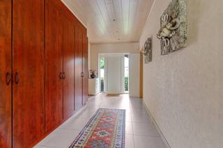 <p><span>In een rustige residentiële omgeving bevindt zich deze uitstekend onderhouden vrijstaande woning uit 2004. Met een bewoonbare oppervlakte van 263 m² op een perceel van 1.158 m² combineert deze eigendom ruimte, comfort en flexibiliteit. Dankzij vier slaapkamers, twee badkamers, een bureau, een dubbele garage, een verwarmd zwembad en een aparte woonmogelijkheid is deze woning ideaal voor gezinnen die op zoek zijn naar extra leefruimte en toekomstgerichte mogelijkheden.</span></p>
<p><span>De inkomhal geeft toegang tot een ruime en lichtrijke leefruimte waar grote raampartijen zorgen voor een aangename verbinding met de tuin en het zwembad. Het natuurlijke licht en het open zicht creëren een bijzonder aangename woonbeleving. Aansluitend bevindt zich de volledig uitgeruste keuken met alle nodige toestellen en voldoende werk- en bergruimte.</span></p>
<p><span>Naast de leefruimte ligt een praktisch bureau dat perfect dienst kan doen als thuiswerkplek, studieruimte of hobbykamer. Dankzij de aansluiting met de woonkamer blijft het contact met het gezinsleven behouden.</span></p>
<p><span>Een belangrijke troef van deze woning is de ruime slaapkamer van 34,5 m² op het gelijkvloers. Deze ruimte beschikt over aansluitingen voor een kitchenette, een eigen badkamer, een aparte ingang en een afzonderlijke videofoon. Hierdoor ontstaat een volwaardige tweede woongelegenheid die zich uitstekend leent voor kangoeroewonen, inwonende familie, een zelfstandige activiteit of een combinatie van wonen en werken.</span></p>
<p><span>Op de verdieping bevinden zich de overige slaapkamers en een tweede badkamer, waardoor elk gezinslid kan genieten van voldoende privacy en comfort.</span></p>
<p><span>Ook buiten is het aangenaam vertoeven. De volledig omheinde tuin biedt rust, privacy en voldoende ruimte voor ontspanning. Het zwembad is uitgerust met een overkapping en een lucht-waterwarmtepomp, waardoor het zwemseizoen aanzienlijk wordt verlengd. De dubbele garage biedt plaats aan twee wagens en extra bergruimte.</span></p>
<p><span>Op technisch vlak scoort de woning bijzonder sterk met een EPC-score van 132 kWh/m² (label B), zonnepanelen, een thuisbatterij, airconditioning en een Qbus-domoticasysteem. Deze voorzieningen dragen bij aan een energiezuinig en comfortabel woonklimaat.</span></p>
<p><span>De woning is gelegen in een aangename woonomgeving met een vlotte bereikbaarheid naar winkels, scholen, openbaar vervoer en belangrijke verbindingswegen.</span></p>
<p><span>Bent u op zoek naar een ruime gezinswoning met een extra woonmogelijkheid, een verzorgde tuin en moderne energietechnieken? Maak dan een afspraak voor een bezoek en ontdek zelf alle mogelijkheden van deze eigendom.</span></p>
<p><span>Voor meer informatie of een bezoek kunt u contact opnemen met Domestic Makelaars op het nummer 014 61 03 68.</span></p>