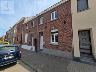 Op een steenworp van de winkelstraat van Landen vindt u deze rijwoning. Bij het binnenkomen bent u meteen in de ruime living, hier hebt u directe...