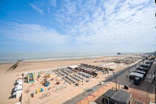 Dit 1-slaapkamer appartement met slaaphoek is gelegen op de <strong>zeedijk.</strong><br />Vlakbij de Grote Markt en de jachthaven, en geniet van een prachtig <strong>frontaal zeezicht. </strong><br />Het appartement <strong>volledig gerenoveerd</strong> en geniet van alle moderne comfort.<br /><br />- Frontaal<strong> zeezicht</strong><br />- Recent gerenoveerd<br />- 1 slaapkamer met extra slaaphoek<br />- Perfect investeringspand<br />- <strong>Lift aanwezig</strong><br />- Gemeubeld<br />- <strong>Apart toilet</strong><br />- Instapklaar<br /><br />Op zoek naar een instapklaar appartement of interessante investering?<br />Verkocht onder erfpachtstelsel. Wat een groot voordeel inhoud voor investeerders, maar ook voor particulieren.<br />Geef ons een seintje op 0473470885 of baptist@fluo.immo voor meer info of een bezoek.<br /><br /><strong>Op 5 september is er bezoekmoment tussen 10u en 13u</strong>