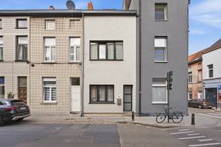<br />Charmante rijwoning met lichtrijke leefruimtes, een keuken met dakraam en drie slaapkamers. Comfortabel wonen, vlak bij het bruisende centrum van Gent.<br /><br /><strong>Gelijkvloers</strong><br />Een lichtrijke living aan de straatzijde loopt open door naar de eetruimte met houtlook laminaat. De volledig uitgeruste L-keuken (gasfornuis, oven, vaatwasser) baadt in het daglicht dankzij het grote dakraam. Via de achterdeur bereik je de buitenruimte.<br /><br /><strong>Eerste</strong> <strong>verdieping</strong><br />Ruime slaapkamer en een moderne badkamer met inloopdouche, gangtoilet en dubbele wastafel.<br />Dakverdieping<br />Twee gezellige slaapkamers met dakvensters en veel lichtinval. Flexibel in te richten als kantoor, dressing of hobbyruimte.<br /><br /><strong>Troeven</strong>
<ul>
<li>Verzorgde gepleisterde gevel met zwart buitenschrijnwerk</li>
<li>Centrale verwarming</li>
<li>Laminaatvloer doorheen de woning</li>
<li>Winkels, scholen en openbaar vervoer vlakbij</li>
</ul>
<br />Voor meer informatie of een bezoekmoment: contacteer<strong> info@oko.immo</strong> of <strong>0484 14 96 86.</strong>