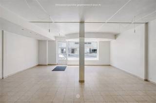 <p><span>DESTELBERGEN: Woonst/ appartement met veelzijdige (handels)ruimte in de dorpskern van Destelbergen</span></p><p><span>In hartje Destelbergen, langs de Dendermondesteenweg, bevindt zich dit veelzijdig pand met woonst en handelsruimte. <br />Het combineert een aantrekkelijke handelsruimte op het gelijkvloers met een polyvalente verdieping boven, ideaal voor uiteenlopende professionele of commerciële activiteiten.</span></p><p><span>Enkele troeven op een rij:</span></p><ul><li><span>Gelegen in de bruisende winkelstraat van Destelbergen, vlakbij de op- en afrit van de R4</span></li><li><span>Uiterst goede zichtbaarheid</span></li><li><span>Tal van mogelijkheden dankzij de grote ruimtes</span></li><li><span>Instapklaar, lichtrijk duplexappartement met ruim en zonnig terras</span></li><li><span>Energiezuinig (EPC: 244 kWh/m²) en voorzien van zonnepanelen </span></li></ul><p><span>De indeling gaat als volgt:<br />Gelijkvloers: </span><span><br />Zeer ruime handelsruimte met keuken, apart toilet, opslagruimte en bureel.</span></p><p><span>1ste verdieping: </span><span><br />Ruime polyvalente ruimte die kan dienen als uitbreiding van de handelszaak, maar ook ideaal is als kantoor, praktijkruimte, hobbyruimte...<br />Via de eerste verdieping betreden we ook het duplex appartement. Op hetzelfde niveau, maar volledig afgescheiden, bevinden zich 3 slaapkamers. </span></p><p><span>2de verdieping:<br /></span><span>Gezellige leefruimte met veel lichtinval en een uiterst moderne, volledig uitgeruste keuken. Vanuit de leefruimte heeft u toegang tot een riant zonneterras. Daarnaast is er  een moderne badkamer en een aparte wasplaats aanwezig. </span></p><p><span>Belangrijk:<br /></span><span>EPC: 244 kWh/m²<br />Richtprijs: 595.000 euro</span></p><p><span> </span></p>