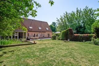 In een rustige en residentiële buurt, in een doodlopende straat nabij Golfclub Rinkven, treffen we deze bijzonder ruime villa met moderne accenten...
