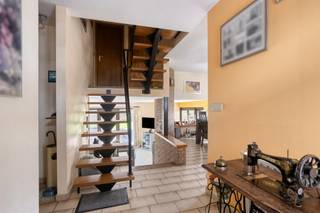 Une villa charmante située dans un quartier agréable à Dilbeek. <br /><br />En entrant, vous accédez à un hall d'entrée spacieux qui donne sur le salon lumineux et la cuisine entièrement équipée. Le salon s'ouvre directement sur le jardin joliment aménagé et bien entretenu, ainsi que sur la véranda entièrement fermée. Au rez-de-chaussée se trouvent également une buanderie pratique et une toilette séparée. <br /><br />Au premier étage, il y a quatre chambres complètes, chacune équipée d’armoires encastrées. Il y a également une salle de bains, une salle de douche séparée et une deuxième toilette.<br /><br />La maison dispose en outre de deux caves très spacieuses et d'un garage, offrant ainsi un espace de rangement supplémentaire.<br /><br />Une maison familiale idéale alliant confort et espace dans un environnement calme. <br /><br />PEP : 318 kWh/m² <br />Label : D <br />(L'installation électrique n'est pas conforme).