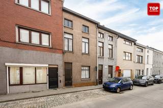 <p>Deze op te frissen woning is gelegen in een levendige buurt vlak bij het centrum van Gent. Dankzij de centrale en vlot bereikbare ligging bereikt u het stadscentrum in slechts enkele minuten. In de onmiddellijke omgeving vindt u scholen, winkels, openbaar vervoer en groene zones. Bovendien zorgen de nabijheid van de R4 en de E17 voor een uitstekende verbinding met Gent en de omliggende gemeenten.<br /><br />Bij het betreden van de woning komt u binnen in de ruime inkomhal, die toegang biedt tot de leefruimte. Verder op het gelijkvloers bevinden zich de keuken, een kleine koer en de moderne badkamer.</p>
<p>Op de eerste verdieping bevinden zich twee ruime slaapkamers. De zolderverdieping werd omgebouwd tot nog twee extra slaapkamers.</p>
<p>Daarnaast beschikt de woning over een ruime, droge kelder, ideaal als extra bergruimte.</p>
<p>Deze woning is ideaal voor gezinnen of investeerders die op zoek zijn naar een ruime woning met veel potentieel op een centrale ligging.</p>
Beschikbaar bij akte.<br /><br />Contacteer Top Vastgoed voor een bezoek op 0475 700 700!