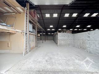 Loods gelegen te Koekelare, langs een mooie invalsweg tussen Torhout en Diksmuide. Elektriciteit voorzien. De onroerende voorheffing valt ten laste van de huurder. Direct beschikbaar. <br /><br />Mogelijkheid om de loods te gebruiken als opslagplaats van goederen of stallingsruimte van auto's of caravans. <br /><br />Oppervlakte 280 m². Poorthoogte 4 m. Huurprijs 750 €/mnd + BTW.