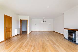 Ruim appartement van 125m² in residentieel domein Hof van Acaria, op wandelafstand van winkels en openbaar vervoer.  Inkomhal met gastentoilet, ruime woonkamer met toegang naar terras met prachtig zicht op het domein, keuken ingericht met toestellen, 2 slaapkamers, waarvan hoofdslaapkamer is voorzien van eigen badkamer (ligbad, dubbele wastafel en toilet), aparte douchekamer (douche en wastafel), berging/wasplaats.  Ondergronds is een autostaanplaats en private berging inbegrepen.  Gemeenschappelijke provisie van 350 Euro (verwarming, water, onderhoud gemene delen, lift, elektriciteit gang).