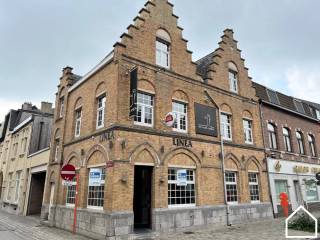 Op slechts enkele minuten wandelen van de Grote Markt van Ieper vind je dit ruime handelspand, ideaal voor wie op zoek is naar een...