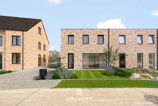 Voor meer info en foto’s, surf naar www.swevers.be – Op de Koopman lot 23 in Bree ligt in een rustige, kindvriendelijke verkaveling met weinig doorgaand verkeer. Een aangename omgeving voor gezinnen, met school, winkels en openbaar vervoer vlot bereikbaar. Het perceel heeft een oppervlakte van 328 m², een breedte van 10,02 meter en een diepte van 29,38 meter. Daardoor is er voldoende ruimte voor een comfortabele woning én een volwaardige tuin. Halfopen bebouwing is mogelijk, onder voorbehoud van het bekomen van de nodige vergunningen. Ook qua bouwstijl zijn er verschillende mogelijkheden. Zowel een moderne woning met plat dak als een landelijke woning met hellend dak is toegelaten. De verkavelingsvoorschriften bepalen het kader en kunnen vooraf geraadpleegd worden via de downloadsectie. De zuidgerichte tuin is een extra troef en biedt mooie mogelijkheden voor een zonnig terras en een lichtrijke leefruimte. De school ligt op circa 700 meter, winkels en openbaar vervoer op ongeveer 500 meter en ontspanningsmogelijkheden op ongeveer 1 kilometer. De dichtstbijzijnde snelwegen bevinden zich op circa 20 kilometer. Een interessante bouwgrond voor wie rustig en gezinsvriendelijk wil wonen in Bree, met alle dagelijkse voorzieningen dichtbij. Voor meer informatie, bel 011 255 155.