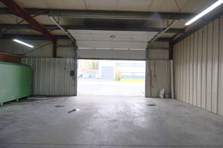Deze multifunctionele bedrijfsruimte heeft een totale oppervlakte van 700 m², waarvan 633 m² bestemd is voor opslag en 67 m² voor kantoren...