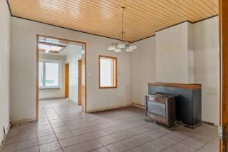 Bent u op zoek naar een woning met veel karakter en renovatiepotentieel in een rustige en aangename buurt? Dan is deze gesloten bebouwing te Deurne zeker een interessante opportuniteit. <br /><br />De woning ligt vlakbij lokale scholen, winkels en parken, met een goede verbinding naar het centrum van Antwerpen en openbaar vervoer in de buurt, wat het ideaal maakt voor zowel gezinnen als mensen die vlot willen pendelen.<br /><br />Op het gelijkvloers vinden we een ruime leefruimte met aparte eetkamer, een keuken en een apart toilet. Verder bevindt zich nog een inpandige garage en een veranda die uitkijkt op de ruime tuin.<br />De eerste verdieping biedt twee volwaardige slaapkamers.<br /><br />Verder beschikt de woning over een kelder en een tuinhuis, wat extra opslag- en gebruiksmogelijkheden creëert. De ruime tuin biedt tal van mogelijkheden om een groene oase te creëren, volledig naar eigen wens in te richten en te benutten.<br /><br />Pluspunten: <br />+ Inpandige garage <br />+ Ruime tuin met tuinhuis <br />+ Uitbreidingsmogelijkheden<br />+ Kelder aanwezig <br />+ Centrale, rustige ligging dichtbij voorzieningen en openbaar vervoer <br />+ Veel renovatiepotentieel om de woning volledig naar eigen stijl te brengen<br /><br />Interesse? Neem contact met ons op via 03 337 50 70 of info@vbvastgoed.be.