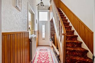 Te renoveren burgerwoning met 3-4 slaapkamers en zuidwest tuin<br /><br />Ingestelde prijs is een richtprijs! Biedingen moeten uiterlijk dinsdag 21/04/2026 om 12u aan ons kantoor te Hove worden bezorgd. <br /><br />- Zeer goed onderhouden woning met authentieke elementen<br />- Prachtige voorgevel<br />- Gelegen in een zeer leuke, rustige buurt<br />- Optimale lichtinval <br />- Diverse uitbreidingsmogelijkheden<br />- Onderhoudsvriendelijke ZUIDWEST tuin met groenzicht en privacy<br />- 4 grote slaapkamers<br />- Mooie leefruimte met keuken en ontbijthoek<br />- Badkamer met douche op het GLV<br /><br />Onmiddellijke omgeving:<br />- Nabij het centrum van Mortsel met scholen, parken, winkels en openbaar vervoer op fiets- en wandelafstand<br />- Zeer vlotte bereikbaarheid naar Antwerpen en Brussel (E19 en trein)<br /><br />Bijzondere kenmerken:<br />- Bouwjaar 1908<br />- CV op gas<br />- Deels onderkelderd<br />- Uitbreidingsmogelijkheden GLV en 1e V<br /><br />Indeling: <br />Gelijkvloerse verdieping (ca 66m²):<br />- Inkomhal met toegang naar de kelder<br />- Leefruimte met zithoek en eetkamer<br />- Volledig geïnstalleerde keuken met ontbijthoek<br />- Badkamer met douche, wastafel en toilet<br />- Veranda met berging<br />- Onderhoudsvriendelijke zuidwest georiënteerde tuin<br /><br />Eerste verdieping (ca 45m²):<br />- Nachthal <br />- 2 ruime slaapkamers<br /><br />Tweede verdieping (ca 45m²)<br />- Nachthal <br />- 2 ruime slaapkamers<br /><br />Stedenbouwkundige inlichtingen in aanvraag.<br /><br />Voor meer informatie kan u terecht op www.deboerenpartners.be