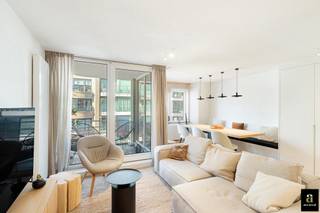 Instapklaar appartement gelegen op een centrale ligging te Knokke, vlakbij de winkels en op fietsafstand van de zee. Het appartement werd smaakvol gerenoveerd en heeft een mooi inpandig terras vooraan en telt 2 grote slaapkamers.<br /><br />Indeling: inkom met gastentoilet en vestiaire. Lichtrijke woonkamer met eethoek en toegang tot het terras. Volledig ingerichte open keuken voorzien van alle comfort. Master bedroom met ingemaakte kasten en aansluitende douchekamer. Tweede volwaardige slaapkamer met ingemaakte kasten en douchekamer. Het appartement is afgewerkt met hoogwaardige materialen. Privatieve kelder en fietsenberging. Kleinschalige residentie.