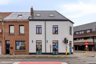 <p><span>Er zijn van die panden waar je meteen voelt dat het klopt. Dit is er zo een.</span></p>
<p><span>Paalstraat 148, een hoekpand in het centrum van Schoten, vlak op de commerciële as van de gemeente. De Paalstraat is de winkelstraat van Schoten en staat de komende jaren voor een flinke vernieuwing. De gemeente investeert in het centrum, waarbij de Paalstraat en het marktplein autoluwer, groener en aantrekkelijker worden ingericht, met meer ruimte voor voetgangers en fietsers.</span></p>
<p><span>En precies op die plek komt nu een commerciële ruimte van 79 m² te huur voor €1.250 per maand.</span></p>
<p><span>Maar goed, laten we eerst eens binnenstappen.</span></p>
<p><span>De gevel is wit bepleisterd, netjes en strak, en het pand springt meteen in het oog op de hoek van de straat. Grote ramen aan de straatkant zorgen voor veel lichtinval én een sterke zichtbaarheid vanaf de straat.</span></p>
<p><span>Zodra je de voordeur opent, begint het karakter van het pand meteen op te vallen. De vloer in de kantoor- of winkelruimte bestaat uit authentieke mozaïektegels in groen, creme en donkere tinten. Een bijzonder detail dat je niet vaak meer tegenkomt en de ruimte direct sfeer geeft.</span></p>
<p><span>De ruimte is licht, open en praktisch ingedeeld, met drie radiatoren, opbouwspots in het plafond, een ingebouwde houten kast met zes deuren, grote raampartijen en een houten opstap die de ruimte op een speelse manier verdeelt. Kantoor, praktijk, winkel of showroom? De ruimte laat zich makkelijk aanpassen aan verschillende invullingen.</span></p>
<p><span>Via de gang bereik je de verschillende ruimtes achterin het pand. Hier vind je onder andere een kapstok aan de wand en een lichtpunt aan het plafond.</span></p>
<p><span>Rechts bevindt zich de technische ruimte met een Vaillant gascondensatieketel, zekeringskast, internetaansluiting en drie verschuifbare zonweringen die al gemonteerd zijn.</span></p>
<p><span>Het aparte toilet is voorzien van een Duravit wastafel met inox kraan en een hangend monobloc toilet. Strak, verzorgd en functioneel.</span></p>
<p><span>Ook aan praktisch comfort is gedacht. De keuken achterin is volledig uitgerust met witte laminaat kasten met soft-close, een zwart werkblad, een zwarte Blanco spoelbak met thermostatkraan en drie ingebouwde Zanussi toestellen: een oven, koelkast met vriesvak en vaatwasmachine.</span></p>
<p><span>Dan is er nog de tweede ruimte aan de achterzijde van het pand. Dankzij de grote raampartij richting de zijstraat is ook deze ruimte aangenaam licht en veelzijdig inzetbaar. Denk aan extra werkplekken, een behandelruimte, vergaderruimte, ontvangstruimte of opslag. Dat bepaal jij.</span></p>
<p><span>Schoten is een groene gemeente ten noorden van Antwerpen met een goede verbinding richting de stad. Het centrum kent een actief lokaal handelsleven en wordt de komende jaren verder vernieuwd en vergroend.</span></p>
<p><span>Voor wie op zoek is naar een zichtbare en veelzijdige commerciële ruimte op een centrale locatie, biedt Paalstraat 148 heel wat mogelijkheden.</span></p>
<p><span>• 79 m²</span><br /><span>• EPC B</span><br /><span>• Hoekpand met grote raampartijen</span><br /><span>• Volledig uitgeruste keuken</span><br /><span>• Meerdere afzonderlijke ruimtes</span><br /><span>• Huurprijs: €1.250 per maand</span></p>
<p><span>Interesse? Voor meer informatie of om een bezoek in te plannen, surf naar </span><span>www.paalstraat148.be</span><span>.</span></p>