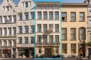 In de Hoogstraat, één van de meest karaktervolle straten van het historische centrum van Antwerpen, vindt u deze instapklare stadswoning...