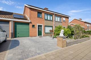 Welkom in Koningin Elisabethlaan 13, een gezellige woning gelegen in een rustige woonwijk te Izegem.<br />In de nabije omgeving vindt u openbaar vervoer, supermarkten, dokters, winkels, een speelplein en tal van andere voorzieningen.<br /><br />De woning verwelkomt u via de inkomhal met gastentoilet. De lichtrijke zithoek is gezellig ingericht en geniet de hele dag door van natuurlijke lichtinval. Aansluitend loopt de zithoek naadloos over in de eetplaats, waar u kunt genieten van een heerlijke maaltijd met zicht op de groene tuin. Verder is er een keuken aanwezig, ingericht met toestellen.<br /><br />De garage biedt plaats om uw wagen veilig te parkeren en zorgt daarnaast voor extra opbergruimte voor provisies, fietsen en andere spullen.<br /><br />Op de eerste verdieping bevinden zich drie volwaardige slaapkamers en een badkamer uitgerust met een bad en lavabo. Extra bergruimte is voorzien op de zolder boven de garage (opperzolder), op de zolder die bereikbaar is via een valtrap of in de kelderberging.<br /><br />Buiten is het aangenaam vertoeven op het netjes aangelegde terras en in de groene tuin.<br /><br />Warm geworden van deze gezellige woning? Contacteer ons vandaag nog voor meer informatie of een bezoek ter plaatse.<br />De vermelde prijs is een richtprijs; elk bod wordt voorgelegd aan de eigenaar, die het recht heeft dit te aanvaarden of te weigeren.<br /><br />Neem voorsprong met een vrijblijvende schatting via:<br />www.residentievastgoed.be/gratisonlineschatten