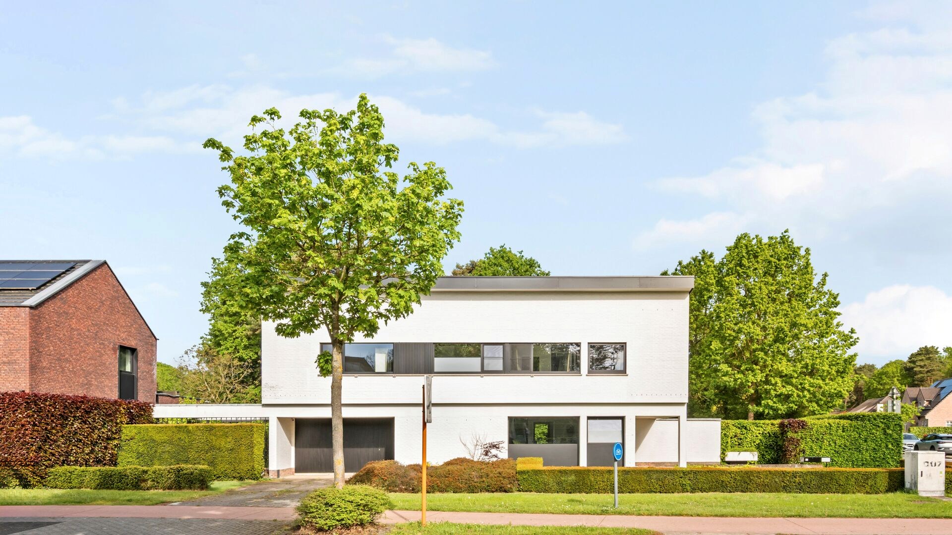 Architectonische gerenoveerde klassieker van  de hand van Architect Louis Ghysebrechts te Genk. - foto 2