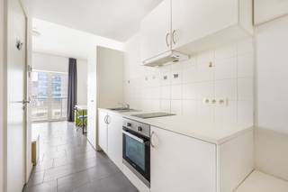 zoek naar een interessante opportuniteit in Antwerpen, zowel voor eigen gebruik als investering? Deze studio biedt een aangename woonervaring op een gunstige locatie. De indeling is praktisch, met een open leefruimte die dienstdoet als woon- en slaapgedeelte. De aanwezige meubels zoals een kast, bureau, eenpersoonsbed en gordijnen maken het geheel meteen bruikbaar. Verder zorgen de tegelvloer en de aparte berging met aansluitingen voor wasmachine en droogkast voor extra comfort. Het terras is een extra troef en een verlenging van het woongedeelte. <br /><br />De studio is momenteel vrij en kan onmiddellijk betrokken of verhuurd worden. Met een geschatte huurprijs van ongeveer €600 per maand (exclusief kosten) vormt dit een interessante investering, maar ook als eerste woonst is dit een mooie kans. De aankoop van een ondergrondse autostaanplaats is verplicht en bedraagt €25.000.<br /><br />De ligging is een grote troef: op korte afstand van Park Spoor Noord en in de nabijheid van winkels, scholen en eetgelegenheden. Openbaar vervoer en belangrijke toegangswegen bevinden zich vlakbij, wat zorgt voor een vlotte bereikbaarheid. Een compacte woonunit met sterke pluspunten. Meer informatie via www.quares.be