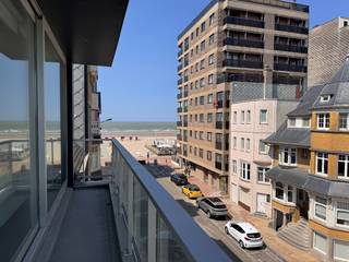 Gedeeltelijk bemeubeld instapklaar dakappartement met mooi open zicht over de Dumontwijk en zeezicht - Vlakbij het strand, de winkelstraat en het openbaar vervoer.<br /><br />3e verdieping: Inkomhal met vestiaire, ruime lichtrijke woonkamer met gashaard en zongericht terras met eethoek, grote volledig uitgeruste woonkeuken met aangrenzende berging en balkon, slaapkamer met doucheruimte en wastafel, apart toilet.<br />4e verdieping: Slaapkamer met en suite badkamer met ruim ligbad, inloopdouche en wastafel.<br />Gelijkvloers: Grote privatieve kelder (± 6,09m²) met aansluiting voor een wasmachine op regenwater en 2 fietshaken in de gemeenschappelijke fietsenberging.<br /><br />Luxueuze afwerking - Grote schuiframen in de woonkamer die je het gevoel geven op een overdekt terras te zitten.<br /><br />Ged. vloerverwarming - D-Ventilatiesysteem - Greeploze maatkasten en een geluidsinstallatie in het volledige appartement - Delta light en Nimbus verlichting (dimbaar, direct en indirect) - Elektronische rolgordijnen - Loewe televisie met geluidsinstallatie - Kabels voor zonnepanelen voorzien - Lift tot in het appartement<br />Blanco elektrische keuring <br /><br />EPC label B - 129 kWh/m²<br />Meer info, documenten en virtueel bezoek op www.immodepanne.be