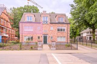 In deze kleine residentie van 5 eenheden staat dit instapklaar appartement te wachten op een nieuwe bewoner. Misschien wel jij?We nemen de lift naar...