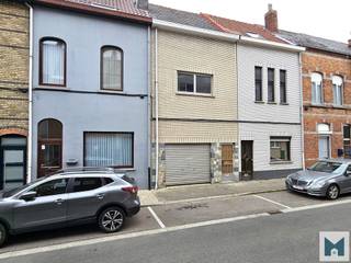 BEZOEKMOMENTEN : 08/08/26 tussen 14u-16u &amp; 13/08/26 tussen 17u-19u. <br />Woning wordt verkocht via SmartBid van 14/08/26 om 14u tot en met 23/08/26 om 14u.<br /><br />Bent u op zoek naar een woning die u volledig naar eigen smaak en wensen kan inrichten? Dan is dit renovatieproject aan de buitenrand van Aalst precies wat u zoekt!<br />Deze gesloten bebouwing geniet van een centrale ligging, in de nabijheid van winkels, scholen, openbaar vervoer en andere voorzieningen.<br />Dankzij haar gunstige locatie is dit een ideale uitvalsbasis voor wie centraal wil wonen met alle comfort binnen handbereik.<br /><br />Er werd reeds een plan van indeling uitgewerkt welke een mooie basis biedt om de woning om te vormen tot een comfortabele en hedendaagse thuis of een interessante investering. Dit plan maakt deel uit van een vergunning die vervallen is.<br />Met de juiste renovatiewerken kan u hier een eigentijdse woonst creëren die volledig aansluit bij uw persoonlijke woonwensen.<br />Bovendien werden reeds verschillende bouwmaterialen aangekocht die mee verkocht worden met de woning. (zie bijlage documenten)<br />Zo bespaart u niet alleen tijd maar ook een deel van de opstartkosten.<br /><br />Bent u niet bang om de handen uit de mouwen te steken en droomt u van een woning die u van A tot Z zelf kan omvormen?<br />Dan is dit renovatieproject beslist een bezoek waard!<br /><br />! m² volgens uitgewerkt plan<br />EPC: 541 kWh/m²/j en UC: 2204748-RES-1 (F-label)<br />Voor meer inlichtingen kan u contact opnemen met Marik op het nummer 052/21.65.51 of mailen naar info@immomiddelpunt.be