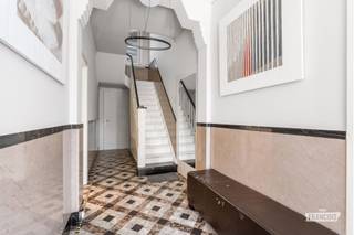 Op een centrale ligging in Koolskamp (Ardooie) bevindt zich deze uitzonderlijk ruime en instapklare woning met een bewoonbare oppervlakte van maar liefst 391 m² op een perceel van 727 m².<br /><br />Deze eigendom combineert authentieke charme met hedendaags wooncomfort en biedt tal van mogelijkheden voor grote gezinnen, thuiswerkers of wie op zoek is naar extra ruimte voor hobby's en ontspanning.<br /><br />Bij het betreden van de woning wordt u verwelkomd in een lichtrijke leefruimte met zicht op de fraai aangelegde tuin. De gezellige zithoek wordt extra verwarmd door een sfeervolle houtkachel, terwijl de ruime leefkeuken het hart van de woning vormt. De moderne keuken is volledig uitgerust en sluit naadloos aan op de eetplaats en het terras.<br /><br />Op het gelijkvloers bevindt zich bovendien een multifunctionele ruimte die perfect kan dienstdoen als bureau, speelkamer, praktijkruimte of extra slaapkamer. Ideaal voor wie wonen en werken wenst te combineren.<br /><br />De verdieping beschikt over 3 volwaardige slaapkamers met badkamer. Niet te vergeten een ruime master bedroom met aansluitende dressing en badkamer. <br /><br />Een absolute troef is de indrukwekkende zolderverdieping, momenteel ingericht als polyvalente ruimte. Deze verdieping biedt tal van mogelijkheden als extra slaapkamers, hobbyruimte, fitnessruimte, atelier of ontspanningsruimte.<br /><br />Buiten geniet u van een mooi aangelegde, zonnige tuin met een gezellige overdekte buitenruimte waar het heerlijk vertoeven is. Daarnaast beschikt de woning over een garage, carport, kelder en verschillende praktische bergruimtes.<br /><br />Ook op energetisch vlak scoort deze woning uitstekend dankzij het EPC-label C, de aanwezigheid van zonnepanelen (2,3 kWp), een zonneboiler, centrale verwarming op aardgas, een houtkachel en een pelletkachel.<br /><br />Bent u op zoek naar een ruime karakterwoning met een uitstekende combinatie van authenticiteit, comfort en veelzijdigheid? Contacteer ons vandaag nog voor meer informatie of een bezoek ter plaatse. Deze eigendom heeft alles in huis om uit te groeien tot uw nieuwe thuis.<br /><br />