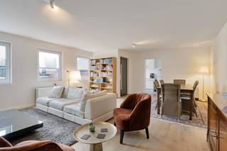 Dit comfortabele appartement is ideaal gelegen in het centrum van Schilde. Je woont hier in een rustige eenrichtingsstraat, met winkels, scholen, de bakker en de slager op wandelafstand. Parkeren is bovendien eenvoudig dankzij het nabijgelegen parkeerplein.Het appartement bevindt zich op de tweede verdieping en is bereikbaar met de trap of de lift. Extra handig: de lift komt rechtstreeks uit in de ruime, lichte leefruimte.Het appartement is voorzien van een ruime leefruimte met eet- en zitgedeelte en veel natuurlijke lichtinval. Aansluitend vinden we de volledig geïnstalleerde keuken met een aparte berging. Via de nachthal vinden we de volledig gerenoveerde badkamer met bad en douche. Verder is er één ruime slaapkamer. Tot slot een apart gastentoilet en een praktische aparte wasplaats. Het appartement is momenteel verhuurd, wat het ook interessant maakt als investering.Bijzonderheden:- Verhuurd tot 28/02/2027- renovatie in 2021- kleinschalig gebouw in centrum Schilde - gunstig EPC label C, asbestveilig en EK conformInteresse in dit appartement? Bel ons 03/666 66 66 of via e-mail op kapellen@dewaele.com.Bestuursmaatregelen in het maatregelenregister: nee