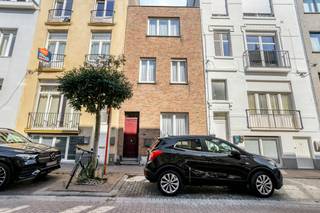 This ready-to-move-in terraced house combines an extremely central location with a lot of space, comfort and practical features. Located near the center, schools and the station, you can enjoy excellent accessibility and all daily amenities within easy reach.<br /><br />Through the entrance hall, you reach the cozy living room with a fireplace, which seamlessly connects to the fully equipped kitchen with dishwasher. There is also a separate toilet and a small cellar with water softener and dehumidifier.<br /><br />On the first mezzanine, there is a practical laundry room with built-in cupboards and a second toilet. The first floor has a very spacious bathroom with a double sink, hammam shower and jacuzzi, in addition to a master bedroom with built-in wardrobes.<br /><br />A second mezzanine offers a spacious covered interior terrace, ideal as an extra relaxation area. There are two more bedrooms on the second floor, one of which is spacious and has its own shower, sink and built-in cupboards.<br /><br />Air conditioning and a stairlift provide extra comfort.<br />Thanks to its location between the market, marina and beach, you live here in a prime location. Public transport, the station and major access roads are also easily accessible.<br /><br />A spacious equipped home for those who want to combine comfort, central location and plenty of storage space.<br /><br />You can consult Dewaele DIY's general terms and conditions at any time via dewaele.com<br /><br />Register of measures: no
