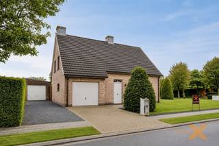 RUSTIG GELEGEN VERZORGDE GEZINSWONING VAN EERSTE EIGENAAR OP WANDELASTAND VAN CENTRUM EEKLO. Woning bestaande uit: Gelijkvloers:...