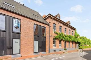 <p>Stijlvolle nieuwbouwwoning met 3 slaapkamers, 2 badkamers en tuin Spiere<br /><br />Op zoek naar een energiezuinige en instapklare woning waar comfort, ruimte en kwaliteit centraal staan? <br />Deze prachtige nieuwbouwwoning in het centrum van Spiere biedt alles wat u nodig heeft, afgewerkt met duurzame en kwalitatieve materialen.<br />Dankzij de centrale ligging woont u op korte afstand van scholen, winkels en openbaar vervoer, terwijl u tegelijk geniet van rust en een aangename woonomgeving.<br /><br />Indeling: inkomhal met gastentoilet. De lichtrijke leefruimte vormt samen met de open keuken het hart van de woning en geeft rechtstreeks uit op de volledig aangelegde, zuidwestgerichte tuin. De maatkeuken met eiland is volledig uitgerust met kwalitatieve SMEG-toestellen. Verder beschikt het gelijkvloers over een praktische berging/wasplaats.<br />Op de eerste verdieping bevinden zich twee ruime slaapkamers, een apart toilet en een badkamer met lavabo en inloopdouche. <br />De volledige tweede verdieping werd ingericht als een masterbedroom met eigen badkamer en dressing.<br />Bovendien is er nog een extra zolderruimte aanwezig.<br /><br />De woning scoort bovendien uitstekend op vlak van energiezuinigheid.<br />Met een energiescore A bent u verzekerd van comfortabel en toekomstgericht wonen.<br /><br />Extra troef: mogelijkheid tot aankoop aan 6% BTW (indien voldaan aan de voorwaarden).<br /><br />Troeven: instapklare nieuwbouwwoning, afwerking met kwalitatieve materialen, energiezuinig (A), 7 zonnepanelen, vloerverwarming op aardgas, dubbele beglazing, conforme elektriciteit, mogelijkheid tot aankoop aan 6% BTW<br /><br />Interesse in deze prachtige woning?<br />Plan vandaag nog uw bezoek via afspraak met Immo Beguin: tessa@immobeguin.be</p>