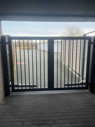 Garage gelegen in De Hullekenstraat 52 te Sint-Gillis Dendermondeoppervlakte 6,25m2 in beveiligd complex.Met afstandsbediening voor...