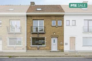 Fantastic family home, sleek and contemporary. Entrance with cloakroom. Bright living and dining area finished with parquet. Country kitchen...