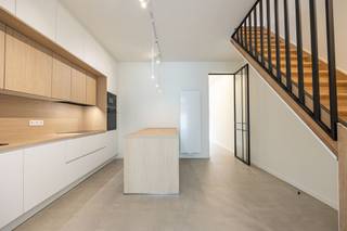 <p><span>Cette maison rénovée est située dans la Pasbrugstraat, une rue agréable et calme, sans circulation de transit et bordée d'arbres. Il est encore possible de s'y garer sans disque. En matière d'efficacité énergétique, cette maison obtient un bon résultat (label A) avec une consommation de 51 kWh/m²/an, grâce à une isolation épaisse, un chauffage à condensation au gaz, des grilles d'aération intégrées aux nouvelles fenêtres en PVC dotées de vitrages super-isolants et 6 panneaux solaires. Les visiteurs remarqueront les détails : des luminaires de qualité, une grande porte en acier, une verrière plate et des portes blanches, robustes et entièrement finies, dotées de poignées noires. La cuisine, fermée mais ouverte, fait le lien avec le grand espace de vie, où les hauts plafonds accentuent l’impression d’espace. L’îlot de cuisine peut accueillir trois personnes. Tous les appareils électroménagers haut de gamme sont présents : four à micro-ondes, four traditionnel, hotte aspirante, plaque de cuisson, réfrigérateur et lave-vaisselle. Dans la buanderie/débarras/pièce de rangement, une armoire encastrée à portes coulissantes dissimule les installations techniques, les compteurs et la chaudière. Le jardin est agrémenté d'une pelouse et entièrement clos pour une intimité optimale, avec de chaque côté un mur d'enceinte jouxtant la terrasse carrelée. À l'étage supérieur, la salle de bains, aux finitions soignées, mérite le détour : elle comprend une douche à l'italienne (avec fonction pluie) équipée d'une paroi en verre, un meuble double en bois avec une armoire à colonne et un radiateur décoratif blanc. Les chambres (sol stratifié) sont spacieuses. Au deuxième étage, les plafonds ont été spécialement aménagés pour être aussi hauts que possible.</span></p>