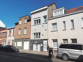 Op zoek naar een instapklare woning met ruimte voor het hele gezin én een vlotte verbinding? Deze charmante en volledig gerenoveerde 2-gevelwoning...