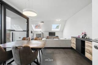 Dit nieuwbouwappartement uit 2022 is gelegen op de tweede verdieping en biedt een prachtig uitzicht op de groene omgeving van de Roomkouter. Met een bewoonbare oppervlakte van 74 m² geniet u hier van moderne woonruimte met veel lichtinval en een comfortabele indeling.<br /><br />Het appartement beschikt over een open leefruimte en keuken met prachtig uitzicht, een badkamer die is voorzien van toilet, inloopdouche en enkele lavabo, twee ruime slaapkamers en een aparte berging. Daarnaast is er een parkeerplaats inbegrepen, wat het dagelijks parkeren zeer gemakkelijk maakt.<br /><br />Bovendien behoort een aparte ondergrondse berging tot het pand, zodat u voldoende extra opbergruimte hebt. Dit maakt het appartement niet alleen mooi en praktisch, maar ook perfect afgestemd op uw woonwensen in het mooie Steendorp.<br /><br />Het appartement kan, indien gewenst, ook aangekocht worden inclusief de aanwezige meubels, waardoor u meteen zorgeloos kunt intrekken.<br /><br />Hebt u interesse? Contacteer ons via info@uw-huis.be