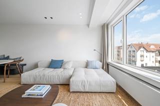 Dit smaakvol gerenoveerde appartement bevindt zich op de tweede verdieping en biedt een schitterend open zicht over de prachtige villa's in het...