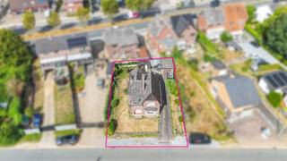 <p><span>Bij ImmoFusion 7/7 “open huis” : klik op onze 3D-TOUR.</span><br /><span>Ervaar vastgoed alsof je er zelf doorloopt!</span></p>
<p><span>Welkom in deze ruime gezinswoning gelegen in de Kerkstraat 10 te Houthalen-Helchteren. Deze woning biedt bijzonder veel leefruimte, een praktische indeling en tal van mogelijkheden om er helemaal uw eigen thuis van te maken. Met drie ruime slaapkamers, twee badkamers, een grote veranda, een mooie omheinde tuin en een garage beschikt deze woning over heel wat troeven. Dankzij de verschillende leefruimtes en de grote afmetingen is dit bovendien een woning met potentieel voor wie ruimte en mogelijkheden belangrijk vindt.<br /></span></p>
<p><span>Bij het binnenkomen betreedt u de inkomhal met de trap naar de bovenverdieping meteen aan de linkerzijde. Vanuit de hal komt u rechtstreeks in de bijzonder ruime living. De grote leefruimte biedt voldoende plaats voor een comfortabele zithoek en een ruime eetkamer, waardoor hier een aangename centrale leefruimte ontstaat voor het hele gezin.<br /></span></p>
<p><span>Verder rechtdoor in de inkomhal bevindt zich een extra tussenkamer. Deze polyvalente ruimte kan perfect ingericht worden als bureau, speelkamer, hobbyruimte of eventueel als rustige werkplek. Zo krijgt u meteen een extra ruimte die flexibel kan worden ingevuld volgens uw eigen behoeften.<br /></span></p>
<p><span>Achteraan de woning bevindt zich de keuken. Hoewel deze vandaag wat verouderd is, biedt ze een mooie basis om volledig naar eigen smaak en wensen te moderniseren. De keuken staat rechtstreeks in verbinding met de grote veranda. Deze ruime veranda vormt een bijzonder aangename extra leefruimte met veel mogelijkheden: een gezellige zithoek, eetruimte, hobbyruimte of plaats om het hele jaar door van de tuin te genieten. </span><span>Via de veranda bereikt u achteraan de woning nog een grote extra badkamer en een aparte, ruime waskamer. De aanwezigheid van deze bijkomende ruimtes zorgt voor heel wat praktisch comfort en mogelijkheden.</span></p>
<p><span>Op de bovenverdieping bevinden zich drie ruime slaapkamers. Alle kamers bieden voldoende plaats voor een volwaardig bed, kasten en verdere inrichting. Daarnaast beschikt de verdieping over een tweede badkamer, wat zorgt voor extra comfort en privacy voor het gezin.</span></p>
<p><span>Ook buiten heeft deze woning heel wat te bieden. De mooie, volledig omheinde tuin vormt een aangename plek om te ontspannen, kinderen te laten spelen of gezellig samen te genieten van het buitenleven. De garage zorgt bovendien voor extra bergruimte en parkeermogelijkheid.</span></p>
<p><span>De woning is gelegen in de Kerkstraat in Helchteren, op korte afstand van het centrum en verschillende dagelijkse voorzieningen. In de omgeving bevinden zich onder meer winkels, horeca, scholen en openbaar vervoer. Ook de verbindingen richting de E314 zijn vlot bereikbaar, waardoor zowel Genk, Hasselt als andere Limburgse steden gemakkelijk bereikbaar zijn.</span></p>
<p><span>Deze ruime woning is dan ook een interessante opportuniteit voor wie op zoek is naar veel leefruimte, een grote tuin en vooral een woning die nog volledig naar eigen smaak kan worden ingericht.</span></p>
<p><strong><span>Pluspunten:<br /></span></strong>- Zeer ruime woning<br />- 3 ruime slaapkamers<br />- 2 badkamers<br />- Grote veranda als extra leefruimte<br />- Mooie omheinde tuin<br />- Perceelbreedte van 20m<br />- Garage aanwezig<br />- Keuken met mogelijkheden om naar eigen smaak te vernieuwen</p>
<p><span>Voor een bezichtiging ter plaatse of meer info, bel ons op 078/78.78.70, of kom gewoon binnen op ons kantoor, steeds welkom!</span></p>