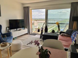 Genieten van een uitzonderlijke ligging met panoramisch uitzicht!<br /><br />Dit charmante appartement biedt een adembenemend zicht op de Havengeul, het natuurreservaat en het Maritiem Park. Dankzij de unieke locatie en het zuidgerichte terras geniet u de hele dag door van zon, rust en een prachtig schouwspel van voorbijvarende zeilboten.<br /><br />Het omvat een inkomhal, een badkamer met toilet, een functionele keuken, een lichtrijke leefruimte met directe toegang tot het terras, een slaapkamer én een slaaphoek. De grote raampartijen zorgen voor een aangename lichtinval en versterken het gevoel van ruimte.<br />Als extra troef beschikt het appartement over een privatieve kelderberging, inbegrepen in de prijs alsook een praktische en ruime gemeenschappelijke fietsberging.<br />Een ideale woonst of tweede verblijf voor wie op zoek is naar comfort, licht en een unieke omgeving aan het water.<br /><br />Bel Dries, ook op zon-en feestdagen, 0478/937.935, of kom langs op kantoor 'Immo Maritiem' naast het kerkje in Nieuwpoort-bad.