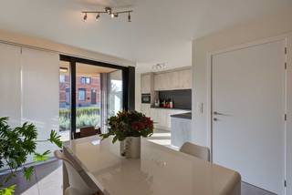 Welkom in Beerzel in dit recent en energiezuinig appartement.Een recent gelijkvloers appartement met 2 slaapkamers en vooraan een terras aan de...