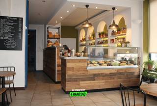 Dit handelspand in het hart van Zottegem biedt een mooie opportuniteit voor wie op zoek is naar een commerciële locatie met karakter, visibiliteit...