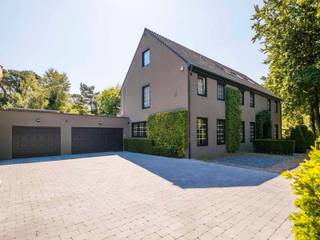 Voor verdere info of een vrijblijvende waardebepaling van uw eigendom: nessim@homixx.be of 03/653.11.96<br /><br />Ontdek deze functionele ruime villa aan de toegangspoort van de gerenommeerde wijk Vriesdonk te Brasschaat.<br /><br />Deze uitzonderlijke woning verwelkomt u via een stijlvolle inkomhal met vestiaire en een gastentoilet. De royale leefruimte staat in directe verbinding met de open keuken, die volledig is geïnstalleerd met kwalitatieve Miele-toestellen. Het eigendom beschikt over maar liefst vijf volwaardige slaapkamers, waaronder een ingerichte woonzolder. Het sanitair omvat twee luxueuze badkamers: de eerste badkamer is uitgerust met een ligbad, inloopdouche en dubbele lavabo, terwijl de tweede badkamer over een comfortabele douche en lavabo beschikt. <br /><br />Buiten ervaart u het ultieme vakantiegevoel in de prachtig aangelegde, zuidgerichte tuin met terras. Het splinternieuwe zwembad en het bijhorende poolhouse met doucheruimte bieden alle nodige luxe voor ontspanning. Ook op vlak van parkeergelegenheid en duurzaamheid laat deze villa niets te wensen over: er is een ruime garage voor drie auto's, drie buitenstaanplaatsen, een laadpaal, centrale verwarming op aardgas én bovendien de zonnepanelen met certificaten en terugdraaiende teller.<br /><br />Neem contact op voor meer info of een uw persoonlijk bezoek.