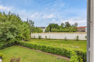 <p>Dit <strong>energiezuinig appartement (114m² en bouwjaar 2016)</strong> <strong>op de eerste verdieping</strong> is gelegen op 100m van het centrum van Haaltert. Winkels, scholen en openbaar vervoer bevinden zich op een boogscheut. De oprit E-40 bereikt men op enkele minuten rijden. Het appartement bestaat uit een inkomhal, een toilet, een ruime leefruimte met een aanpalende kwalitatieve keuken, een grote berging,<strong> vier slaapkamers </strong>en één badkamer (inloopdouche en lavabo). Vanaf de ruime leefruimte is er toegang tot <strong>een ruim zongericht terras (10m²) met een prachtig zicht op de binnentuin. </strong>Verder beschikt men over<strong> een autostaanplaats die in de prijs is inbegrepen. </strong>CV op aardgas - <strong>Rustig gelegen</strong> - EPC A - Buitenschrijnwerk in PVC met <strong>thermisch isolerend dubbel glas</strong>. (Maatregelen opgenomen in het maatregelenregister: neen)</p>