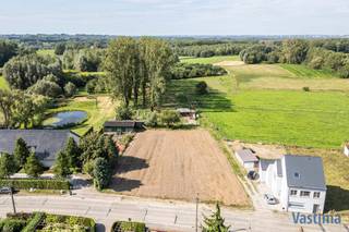 Deze zuidwest georiënteerde bouwgrond maakt deel uit van een verkaveling en biedt u de unieke kans om jouw droomhuis te realiseren in een groene omgeving. U heeft de vrijheid om jouw eigen architecturale visie tot leven te brengen. Of u kiest voor modern, charmant of minimalistisch, de mogelijkheden zijn eindeloos. Als kers op de taart heeft u achteraan zicht op weiden en bossen.<br /><br />De voorbouwlijn ligt op 6,00 m achter de rooilijn. De minimale breedte van de bouwvrije stroken bedraagt 3,00 m.  Lot 2 (529 m²) heeft een gevelbreedte van 6,50 m.<br /><br />Het hoofdgebouw beschikt over een diepte van maximaal 15,00 m op het gelijkvloers, 12 m op verdiep. Maximum 2 bouwlagen (onder de kroonlijst) zijn toegestaan. Een eventuele veranda kan worden voorzien als achterbouw, kelder mogelijk. Vrije keuze uit een plat of hellend dak. Zonnepanelen en/of zonneboilers zijn toegelaten. De gevel- en dakmaterialen zijn vrij te kiezen.<br /><br />Elke bebouwing wordt bestemd als ééngezinswoning, met inbegrip van zorgwonen. Als nevenbestemming zijn kantoor, vrij beroep en dienstverlening toegelaten, mits bepaalde voorwaarden.<br /><br />Elke woning dient verplicht te beschikken over minimaal één autostaanplaats op het eigen terrein. Deze wordt voorzien in de voortuinstrook (open lucht), geïntegreerd in het hoofdgebouw en/of voorzien in een afzonderlijk bijgebouw. In de achtertuinstrook wordt één bijgebouw toegelaten. Dit bijgebouw kan worden bestemd als hobbyserre, tuinhuis, bergplaats en/of garage/carport met een maximale oppervlakte van 40 m².<br /><br />Terrassen kunnen worden voorzien in de achtertuinstrook. De maximale gezamenlijke oppervlakte bedraagt 30 m² per lot.<br /><br />Geen bouwverplichting!<br /><br />Gelegen in het gezellige Baardegem, deelgemeente van Aalst, op een steenworp van scholen, winkels, openbaar vervoer en centrum Aalst of Opwijk. De nabijheid van de E40 zorgt bovendien voor een vlotte verbinding naar Brussel en Gent.<br /><br />Kortom, zeldzame kans om uw ideale (t)huis te bouwen in een rustige en landelijke omgeving. Neem vandaag nog contact met ons op zodat we het verkoopdossier kunnen overmaken en laat je dromen werkelijkheid worden!