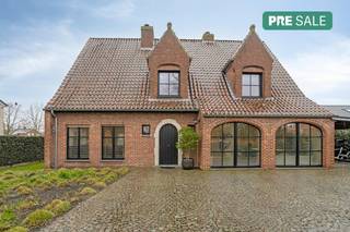Te Sijsele (Damme) bevindt zich deze ruime villa (EPC 245, conforme elektrische keuring) te koop, dat op een omvangrijk perceel van 1.100m²...