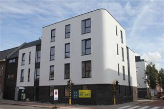<p><span>Centraal gelegen, 1 slaapkamer appartement, dichtbij centrum, school, openbaar vervoer, groen en waterbus. Het energiezuinig appartement is gelegen op de tweede verdieping van een nieuw gebouw met lift. Het appartement bestaat uit een inkomhal met plaats voor vestiaire, living met open keuken, schuifraam met doorgang naar het terras op tegels, 1 slaapkamer, badkamer met bad en lavabo, apart toilet met handenwasser en een berging met aansluiting voor wasmachine. In de kelder vinden we een autostaanplaats en een individuele kelderberging. Er zijn ook twee plaatsen voorzien in de gemeenschappelijke fietsenberging. Dit appartement is gebouwd volgens de BEN-normen en is voorzien van individuele zonnepanelen.</span></p><p><span> </span></p>