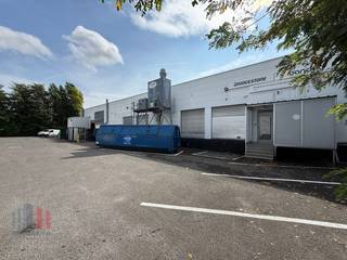 Entrepôt d’une superficie totale de 3.463 m² avec 956 m² de bureaux, implanté sur un terrain de 5.357 m², à vendre.Idéalement situé à seulement 2 km...