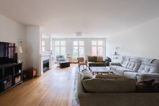 <p>In het prestigieuze <strong>Oranje Huis</strong>, een prachtige laat-classicistische herenwoning die met veel zorg en respect voor haar authentieke karakter werd omgevormd tot een stijlvol appartementsgebouw, bevindt zich dit recent gerenoveerde appartement waar charme, ruimte en hedendaags comfort naadloos samenkomen. Het gebouw beschikt over een lift en biedt het extra comfort van een private parkeerplaats en berging.</p>
<p>Bij het binnenkomen valt meteen de overvloedige lichtinval op die het appartement een bijzonder aangename en warme sfeer geeft. De ruime leefruimte met sfeervolle haard geniet van een uniek uitzicht op een schilderachtig pleintje en de Schelde, waardoor u hier dagelijks kunt genieten van rust, licht en een uitzonderlijk decor. De volledig geïnstalleerde keuken vormt een uitnodigende plek om te koken en samen te komen. Dankzij de gezellige ontbijthoek en het uitzicht op de rustige binnenplaats is dit een ruimte waar het aangenaam vertoeven is, van de eerste koffie in de ochtend tot lange avonden met familie en vrienden.</p>
<p>Het appartement beschikt over drie volwaardige slaapkamers en twee comfortabele badkamers, waardoor het perfect geschikt is voor gezinnen, koppels die extra ruimte wensen of wie wonen en werken wil combineren. De recente renovatie werd uitgevoerd met oog voor kwaliteit en wooncomfort, terwijl de authentieke uitstraling van het gebouw behouden bleef.</p>
<p>Dit is een woning die zich onderscheidt door haar unieke combinatie van klasse, sereniteit en eigentijds comfort. Een zee van licht, prachtige uitzichten, stijlvolle leefruimtes en een uitzonderlijke ligging maken van dit appartement een zeldzame opportuniteit voor wie op zoek is naar een karaktervolle thuis op een bijzondere locatie.</p>