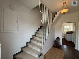 <p><span>VERNIEUWDE WONING MET 4 SLAAPKAMERS EN TUIN</span></p><p><span>Richtprijs 419.000 euro</span></p><p><span> </span></p><p><span>Deze ruime woning is ideaal gelegen nabij scholen en openbaar vervoer. </span></p><p><span> </span></p><p><span>Beneden treft u de inkomhal, wasruimte met apart toilet, ruime lichtrijke leefruimte, volledig uitgeruste keuken met eiland en zithoek met zicht op de tuin. </span></p><p><span> </span></p><p><span>Boven treft u de badkamer voorzien van inloopdouche, toilet en dubbele lavabo. Verder vindt u nog 3 ruime slaapkamers waarvan 1 voorzien van dressing (voorheen de 4de kamer). </span></p><p><span> </span></p><p><span>De zolder bereikbaar via een vaste trap in de berging biedt de mogelijkheid tot het creëren van extra kamers. </span></p><p><span> </span></p><p><span>EPC D => geen rennovatieplicht</span></p><p><span> </span></p><p><span>Aan de zijkant en achteraan is er een leuke tuin met terras en mooi uitzicht over de velden. </span></p><p><span>Aparte garage en oprit aanwezig. </span></p><p><span> </span></p><p><span>Voor info of bezoek bel 0472/29.25.04 of stuur een mail naar <span>louis@svena.be</span></span></p><p><span> </span></p><p><span>Deze gegevens zijn louter informatief en wij kunnen niet aansprakelijk gesteld worden voor eventuele onjuistheden.</span></p><p><span>De bewoonbare oppervlakte is slechts indicatief.</span></p><p><span> </span></p>