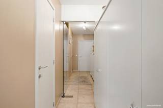 Dit recente appartement gelegen aan de Leie in het centrum van Harelbeke werd in 2015 gebouwd en bestaande uit: inkomhal met gastentoilet...