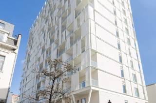 Prachtig 1-slaapkamerappartement gelegen aan de Arduinkaai 16 te Brussel. Het recente appartementsgebouw “Cosmopolitan” bevindt zich op een topligging, vlakbij het Sint-Katelijneplein, met tal van winkels, restaurants, scholen en openbaar vervoer in de directe omgeving. Bovendien geniet u van een vlotte verbinding naar de belangrijkste invalswegen. Het appartement werd afgewerkt met kwalitatieve materialen en oog voor detail, wat zorgt voor een moderne en verzorgde uitstraling. De indeling is als volgt: inkomhal, volledig geïnstalleerde open (Amerikaanse) keuken, lichtrijke leefruimte, slaapkamer, douchekamer, afzonderlijk toilet, kelder en een aangenaam terras van 11 m² met oostelijke oriëntatie en met een mooi open zicht. De maandelijkse provisie voor de gemeenschappelijke kosten en de individuele verwarming bedraagt €100.